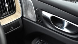 2025 (25) VOLVO XC60 2.0 B5P Ultra Dark 5dr AWD Geartronic 5041375