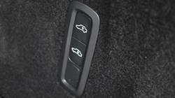 2025 (25) VOLVO XC60 2.0 B5P Ultra Dark 5dr AWD Geartronic 5041414