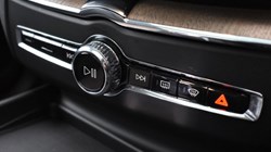 2025 (25) VOLVO XC60 2.0 B5P Ultra Dark 5dr AWD Geartronic 5041386