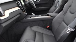 2025 (25) VOLVO XC60 2.0 B5P Ultra Dark 5dr AWD Geartronic 5041406