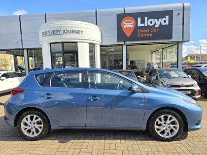 2016 (16) TOYOTA AURIS 1.2T Business Edition 5dr