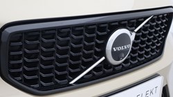 2025 (75) VOLVO XC40 2.0 B3P Ultra Dark 5dr Auto 4794379