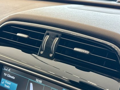 2017 (67) JAGUAR F-PACE 2.0d Portfolio 5dr Auto AWD