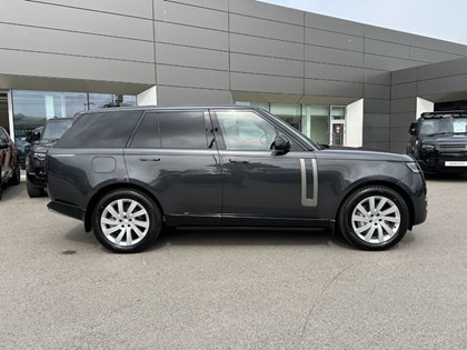  LAND ROVER RANGE ROVER 3.0 D300 SE 4dr Auto